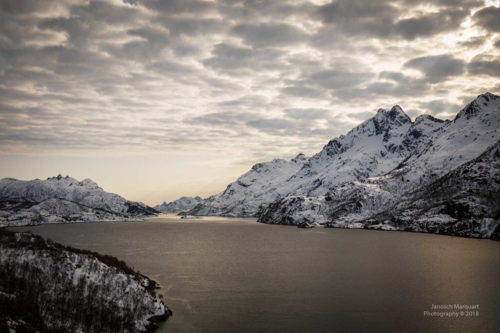 Blick auf Fjord auf Lofoten