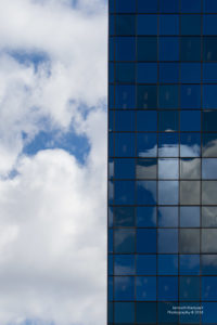 Hochhausgalsfront mit Wolkenspiegelung