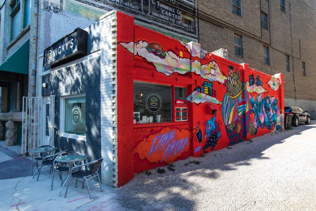 Backstein Imbiss mit Graffitiwand.