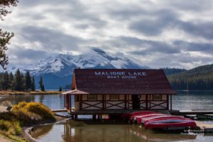 Foto des Bootshauses mit Kanus davor am Maligne Lake.