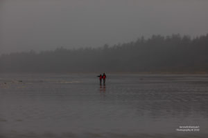 Zwei Menschen am Strand.