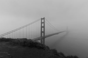 Golden Gate Bridge im Nebel und schwarzweiss.