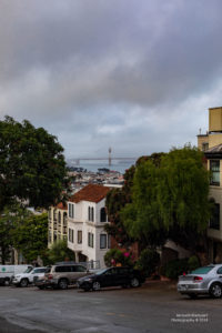 Lombard Street mit Aussicht bis zur Golden Gate Bridge.
